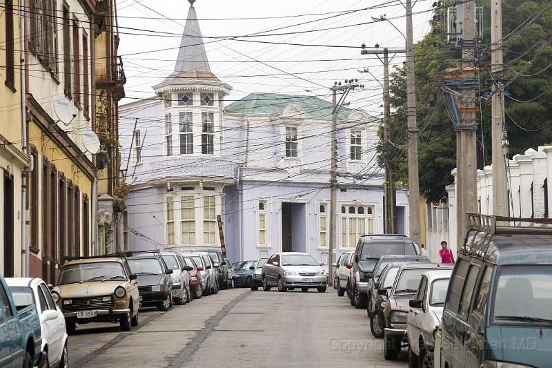 20071221 100237 D2X c 4200x2800.jpg - Narrow streets on the hills of Valparaiso, Chile.  Note the attempt to keep up with technology and delivery of electricity!!